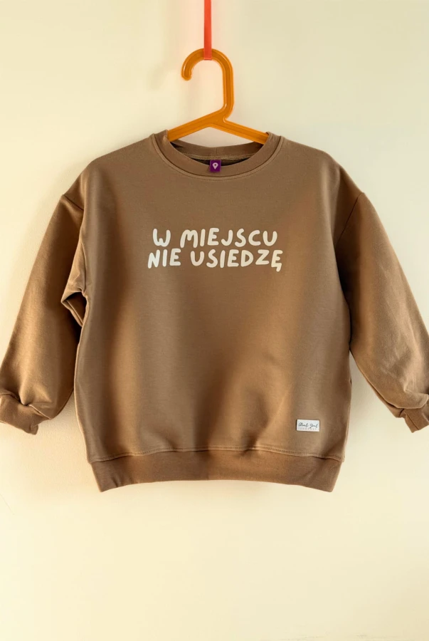 Szara bluza dziecięca z napisem W MIEJSCU NIE USIEDZĘ bawełna oversize w różnych kolorach dla podróżnika