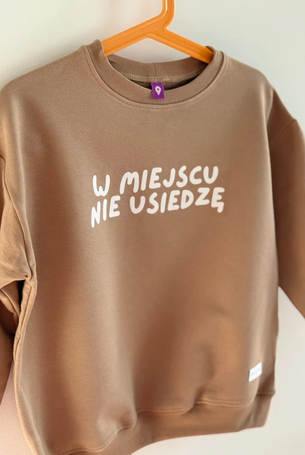 Szara bluza dziecięca z napisem W MIEJSCU NIE USIEDZĘ bawełna oversize w różnych kolorach dla podróżnika