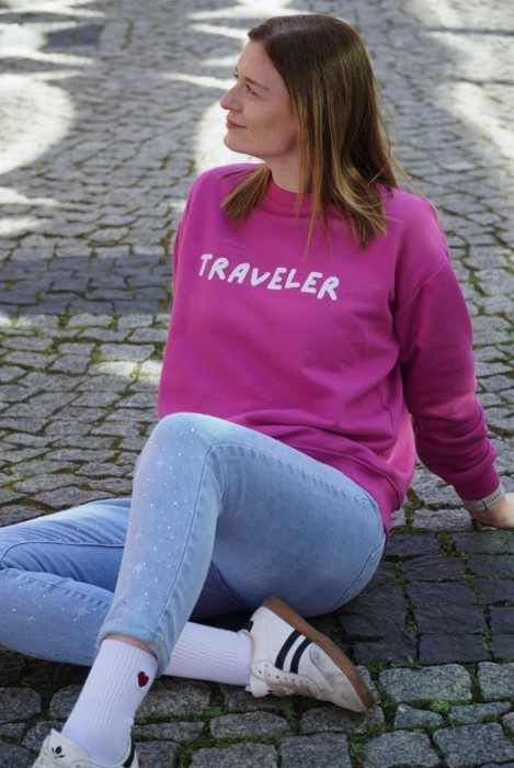 Bluza oversize bez kaptura z napisem TRAVELER klasyczny krój dla podróżniczki podróże po świecie