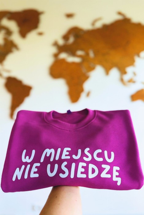 Damska bluza podróżnicza z napisem W MIEJSCU NIE USIEDZĘ w kolorze magenta dla podróżniczki podróże świat oversize bawełna