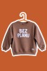Podróżnicza bluza dziecięca z napisem BEZ PLANU w kolorze beżowym dla małego podróżnika rodzinne podróże rodzina podróżników podróże zwiedzanie świata