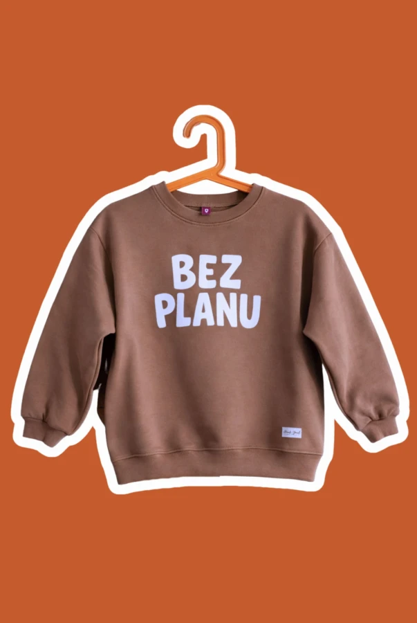 Podróżnicza bluza dziecięca z napisem BEZ PLANU w kolorze beżowym dla małego podróżnika rodzinne podróże rodzina podróżników podróże zwiedzanie świata