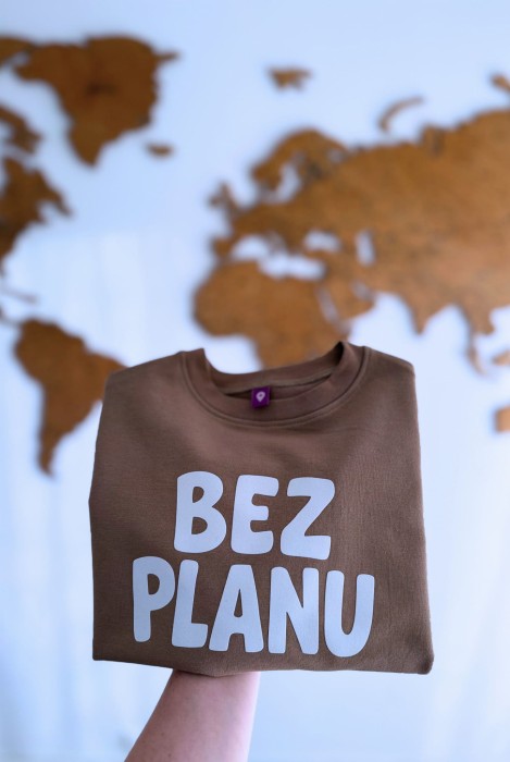 Podróżnicza bluza dziecięca z napisem BEZ PLANU w kolorze beżowym dla małego podróżnika rodzinne podróże rodzina podróżników podróże zwiedzanie świata