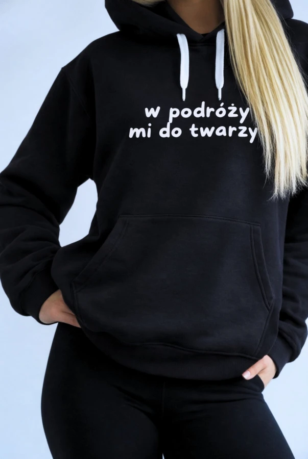 Bluza unisex z kapturem W podróży mi do twarzy w kolorze czarnym dla podróżników podróże wyjazdy