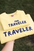 Bluzy matchy matchy dla mamy i dziecka w kolorze żółtym z napisem TRAVELER i MINI TRAVELER rodzinne podróże podróżnicy mały podróżnik zwiedzanie świata podróż
