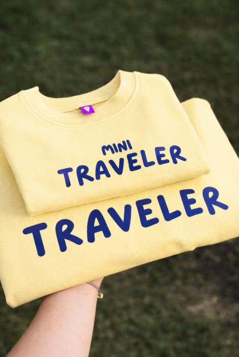 Bluzy matchy matchy dla mamy i dziecka w kolorze żółtym z napisem TRAVELER i MINI TRAVELER rodzinne podróże podróżnicy mały podróżnik zwiedzanie świata podróż