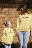 Bluzy matchy matchy dla mamy i dziecka w kolorze żółtym z napisem TRAVELER i MINI TRAVELER rodzinne podróże podróżnicy mały podróżnik zwiedzanie świata podróż