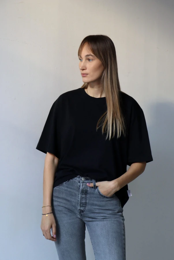Czarna koszulka oversize unisex dla podróżnika idealna na prezent dla osoby kochającej podróżowanie po świecie