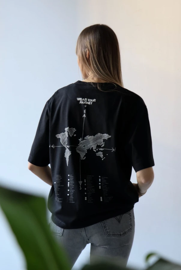 Czarna koszulka oversize unisex dla podróżnika idealna na prezent dla osoby kochającej podróżowanie po świecie