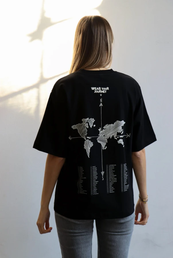 Czarna koszulka oversize unisex dla podróżnika idealna na prezent dla osoby kochającej podróżowanie po świecie