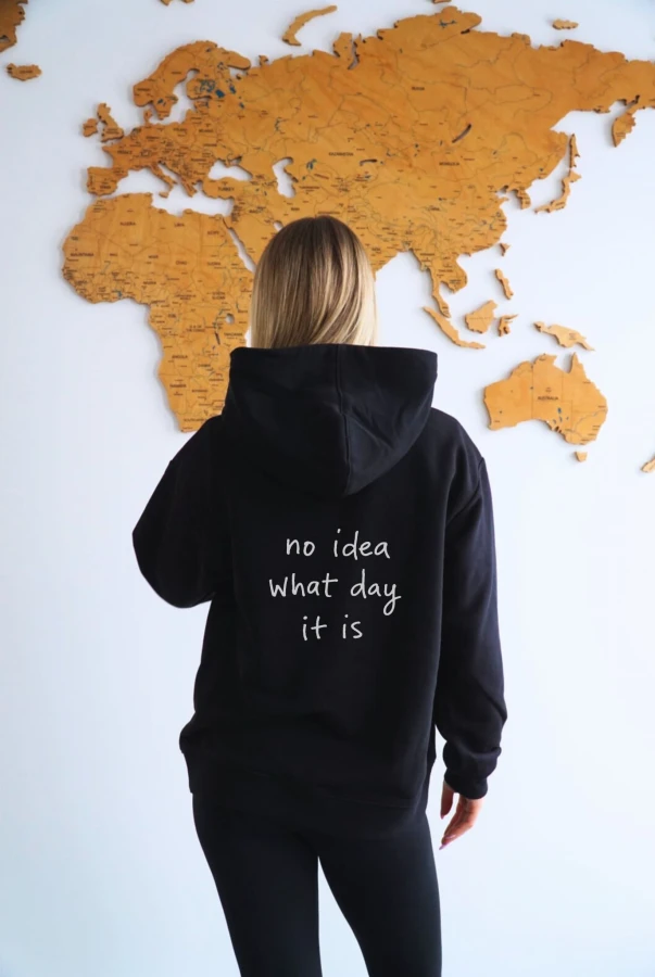 Bluza unisex z kapturem NO IDEA WHAT DAY IT IS w kolorze bakłażanowym i czarnym dla podróżników podróże wyjazdy