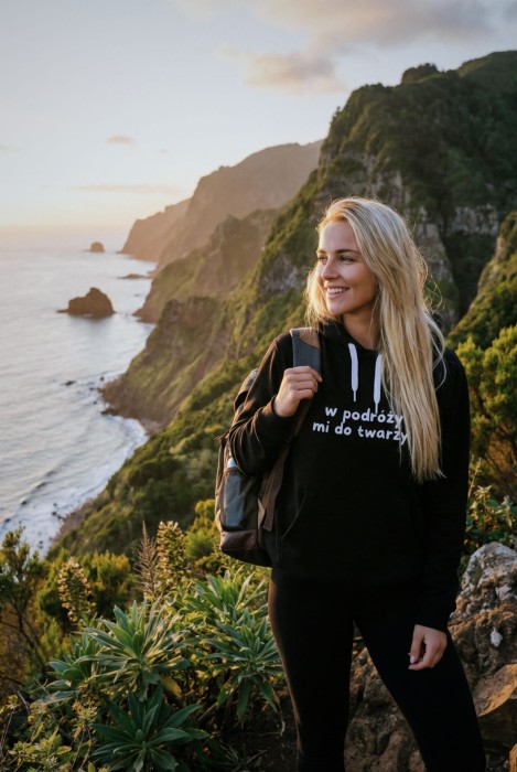 Bluza unisex z kapturem W podróży mi do twarzy w kolorze czarnym dla podróżników podróże wyjazdy