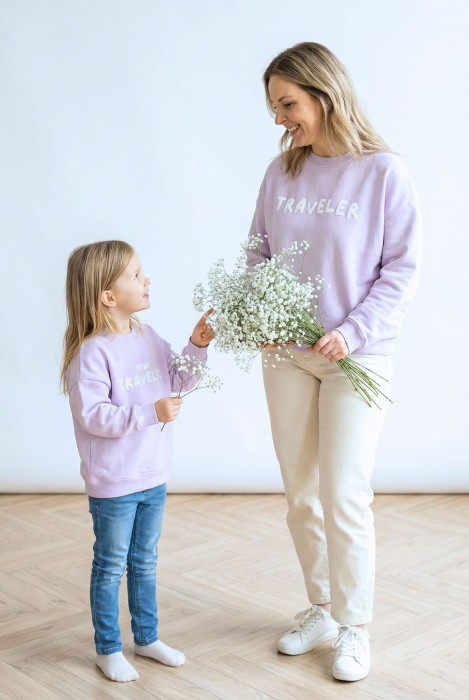 Bluzy matchy matchy dla mamy i dziecka w kolorze liliowym z napisem TRAVELER i MINI TRAVELER rodzinne podróże podróżnicy mały podróżnik zwiedzanie świata podróż