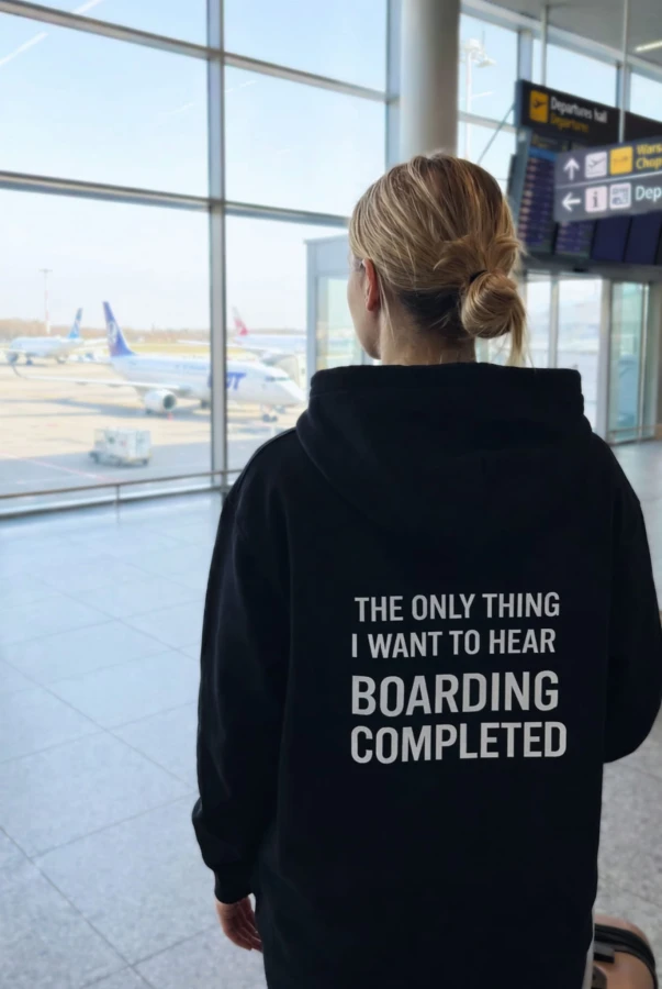 Bluza unisex z kapturem Boarding completed w kolorze bakłażanowym i czarnym dla podróżników podróże wyjazdy bluza do samolotu