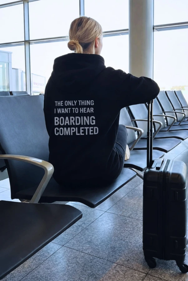 Bluza unisex z kapturem Boarding completed w kolorze bakłażanowym i czarnym dla podróżników podróże wyjazdy bluza do samolotu