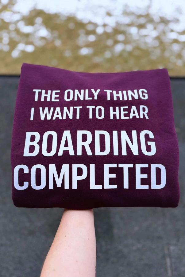 Bluza unisex z kapturem Boarding completed w kolorze bakłażanowym i czarnym dla podróżników podróże wyjazdy bluza do samolotu
