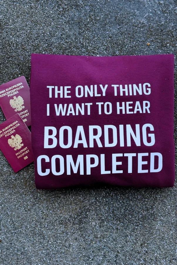 Bluza unisex z kapturem Boarding completed w kolorze bakłażanowym i czarnym dla podróżników podróże wyjazdy bluza do samolotu