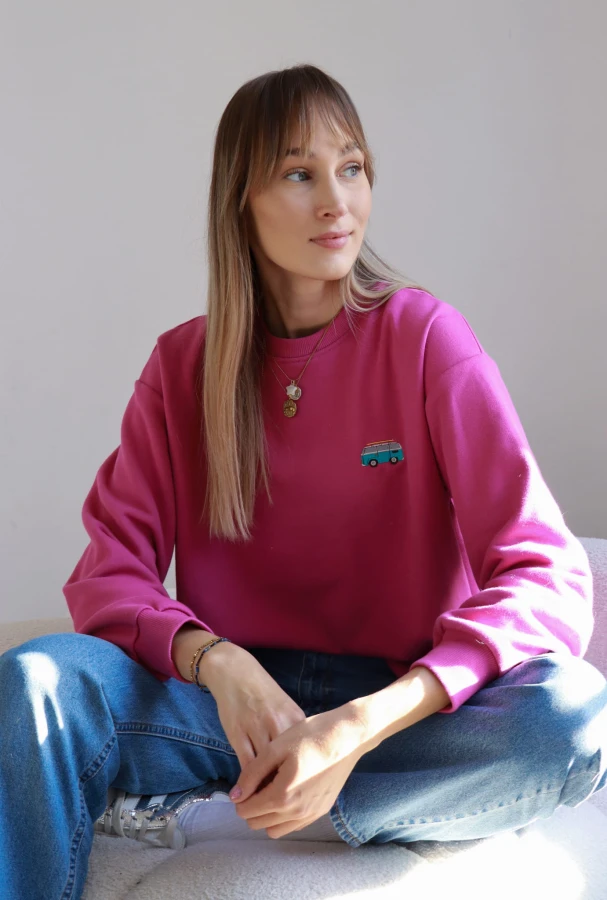 Bluza damska oversize w kolorze magenta z haftem vana dla miłośników podróży vanlife podróż zwiedzanie