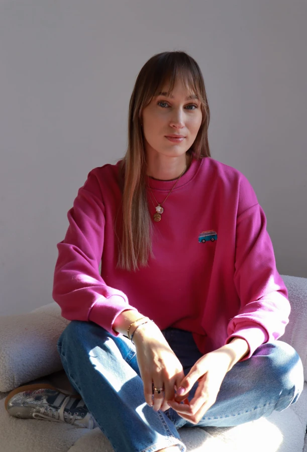Bluza damska oversize w kolorze magenta z haftem vana dla miłośników podróży vanlife podróż zwiedzanie