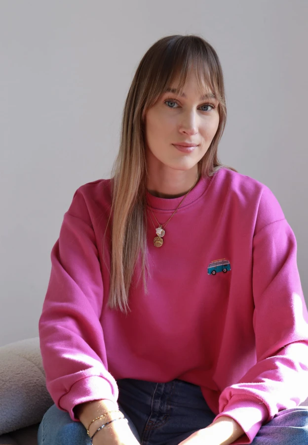 Bluza damska oversize w kolorze magenta z haftem vana dla miłośników podróży vanlife podróż zwiedzanie