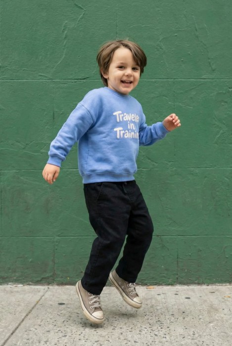 Bluza podróżnicza dla dziecka oversize z napisem TRAVELER IN TRAINING różne kolory dla małego podróżnika rodzinne podróże wyjazdy zwiedzanie świata