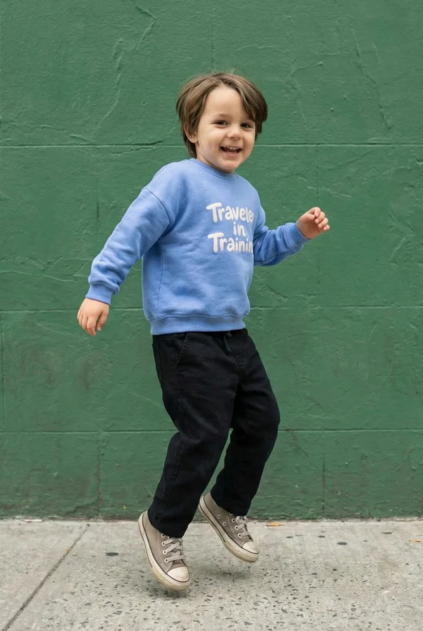 Bluza podróżnicza dla dziecka oversize z napisem TRAVELER IN TRAINING różne kolory dla małego podróżnika rodzinne podróże wyjazdy zwiedzanie świata