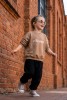 Bluza oversize w kolorze brązowym z napisem LITTLE NOMAD dla małego podróżnika