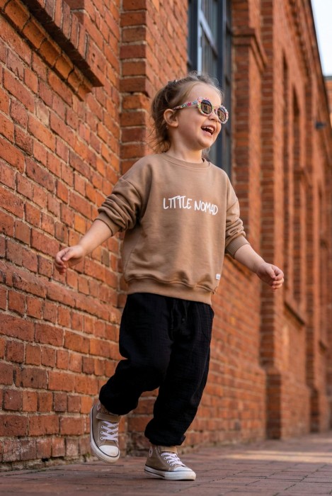 Bluza oversize w kolorze brązowym z napisem LITTLE NOMAD dla małego podróżnika