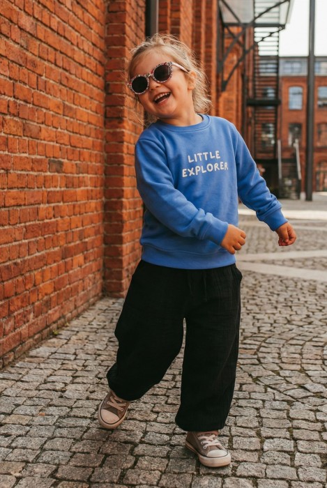 Dziecięca bluza dla małego podróżnika z napisem LITTLE EXPLORER w kolorze lawendowym oversize