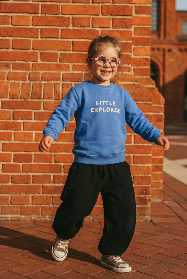 Dziecięca bluza dla małego podróżnika z napisem LITTLE EXPLORER w kolorze lawendowym oversize