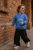 Bluza dla dziecka w kolorze niebieskim z napisem LITTLE VOYAGER dla małego podróżnika rodzinne podróże wyjazdy bawełna oversize