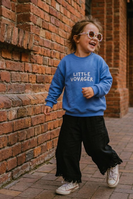 Bluza dla dziecka w kolorze niebieskim z napisem LITTLE VOYAGER dla małego podróżnika rodzinne podróże wyjazdy bawełna oversize