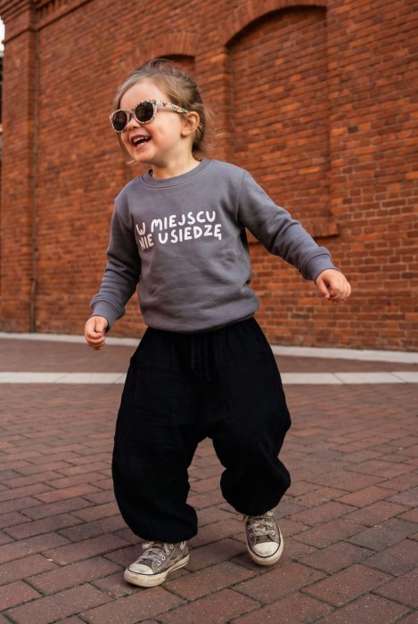 Szara bluza dziecięca z napisem W MIEJSCU NIE USIEDZĘ bawełna oversize w różnych kolorach dla podróżnika
