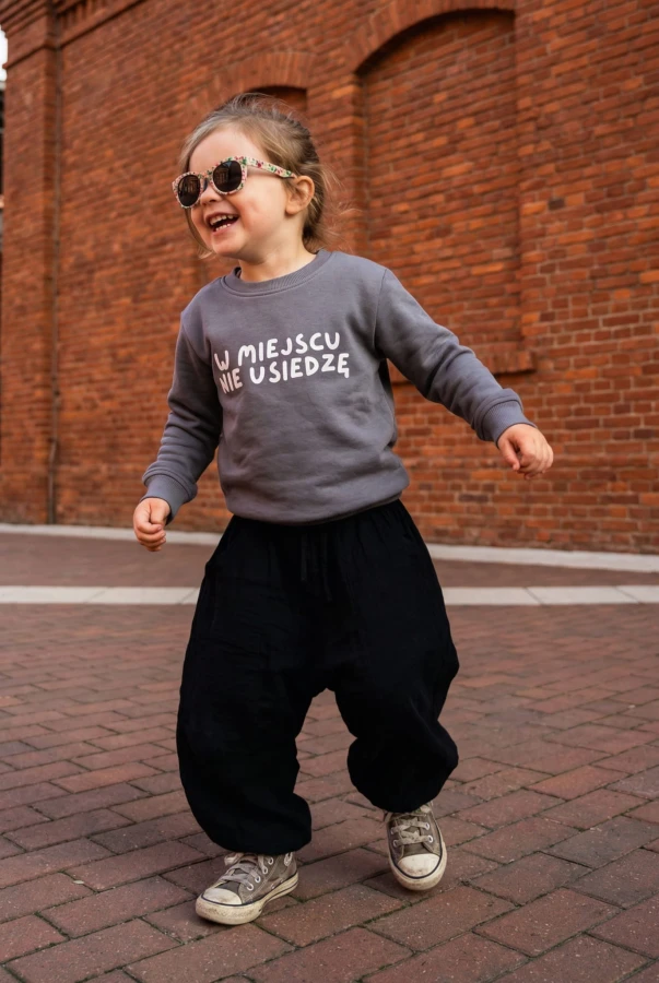 Szara bluza dziecięca z napisem W MIEJSCU NIE USIEDZĘ bawełna oversize w różnych kolorach dla podróżnika