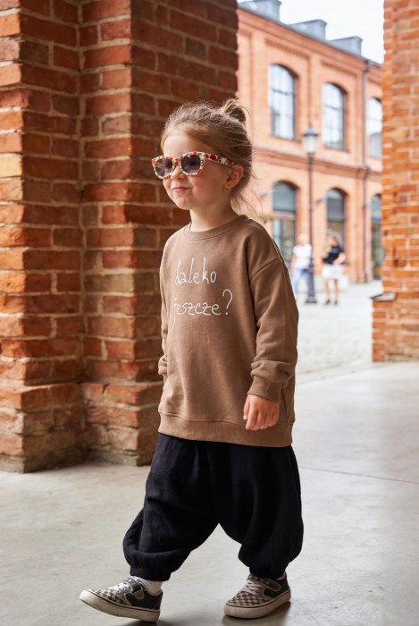 Bluza dla dziecka w różnych kolorach z napisem DALEKO JESZCZE dla małego podróżnika rodzinne podróżowanie polska produkcja