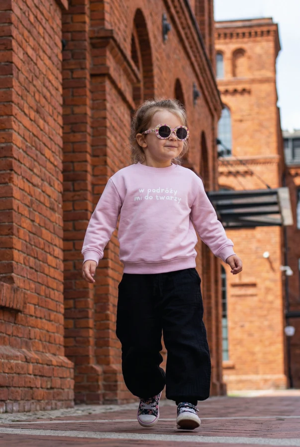 Bluza liliowa dla dziecka z napisem W PODRÓŻY MI DO TWARZY oversize unisex