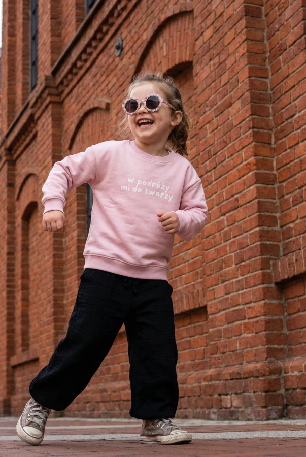 Bluza liliowa dla dziecka z napisem W PODRÓŻY MI DO TWARZY oversize unisex