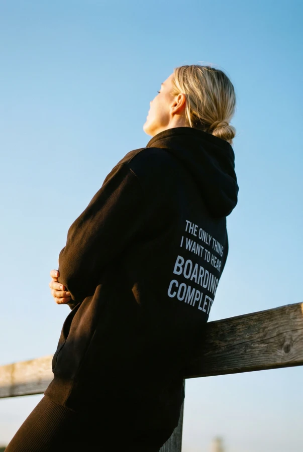 Bluza unisex z kapturem Boarding completed w kolorze bakłażanowym i czarnym dla podróżników podróże wyjazdy bluza do samolotu