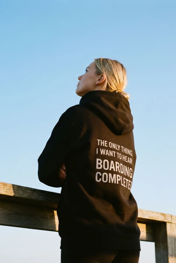 Bluza unisex z kapturem Boarding completed w kolorze bakłażanowym i czarnym dla podróżników podróże wyjazdy bluza do samolotu