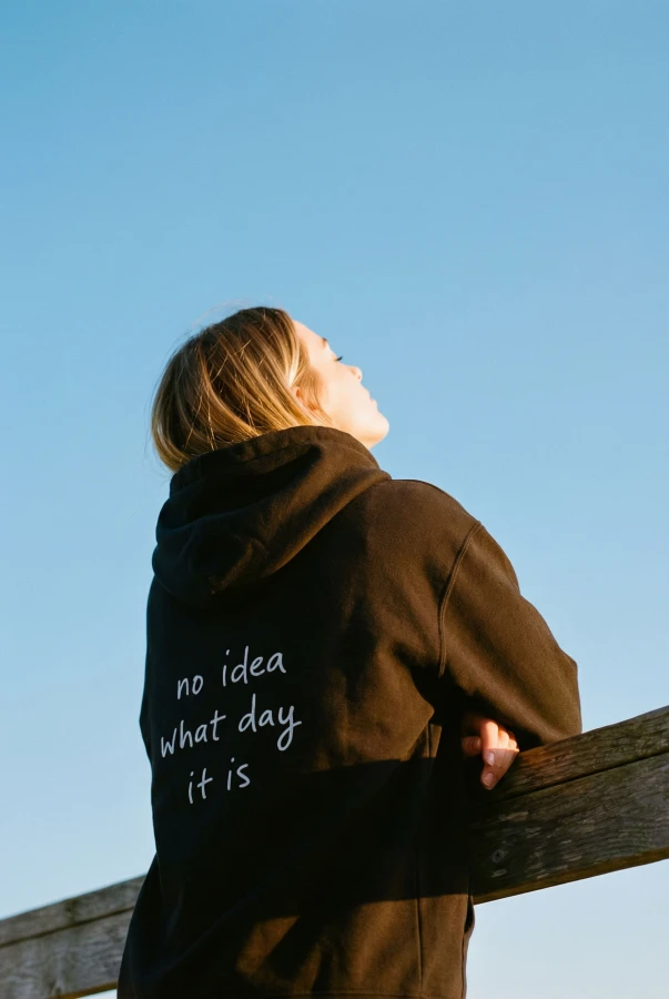 Bluza unisex z kapturem NO IDEA WHAT DAY IT IS w kolorze bakłażanowym i czarnym dla podróżników podróże wyjazdy