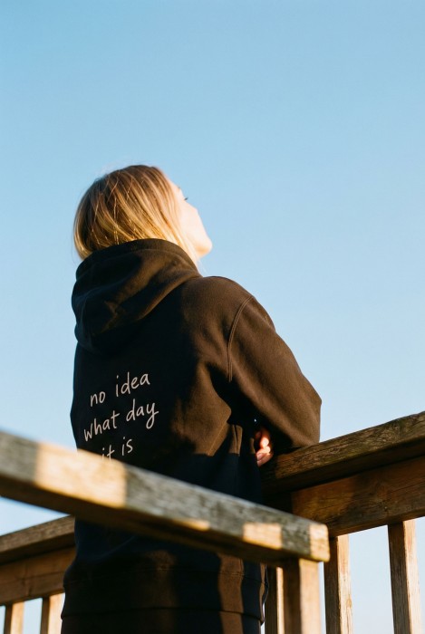 Bluza unisex z kapturem NO IDEA WHAT DAY IT IS w kolorze bakłażanowym i czarnym dla podróżników podróże wyjazdy