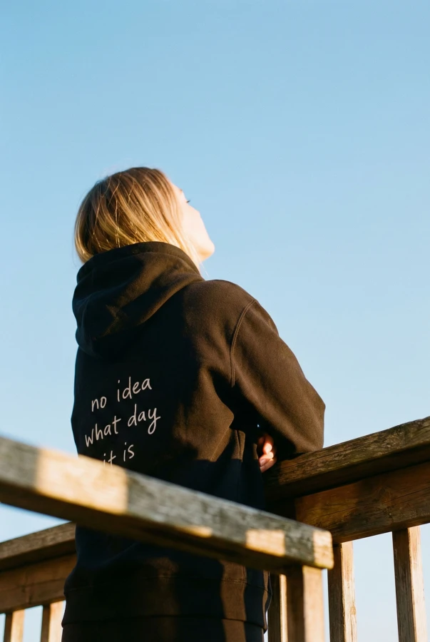 Bluza unisex z kapturem NO IDEA WHAT DAY IT IS w kolorze bakłażanowym i czarnym dla podróżników podróże wyjazdy