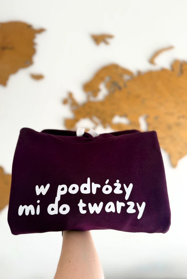 Bluza unisex z kapturem W podróży mi do twarzy w kolorze bakłażanowym dla podróżników podróże wyjazdy