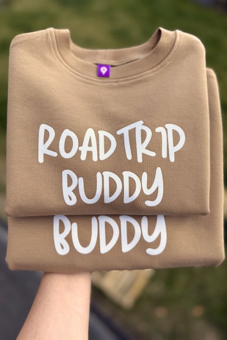 Bluza dziecięca dla małego podróżnika z napisem ROADTRIP BUDDY dla rodzin podróżników polska produkcja