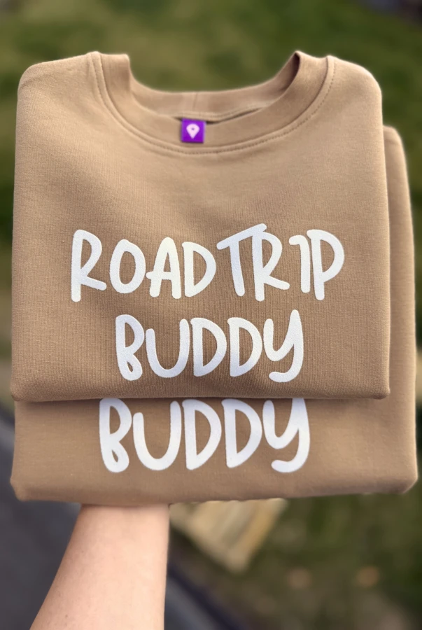 Bluza dziecięca dla małego podróżnika z napisem ROADTRIP BUDDY dla rodzin podróżników polska produkcja