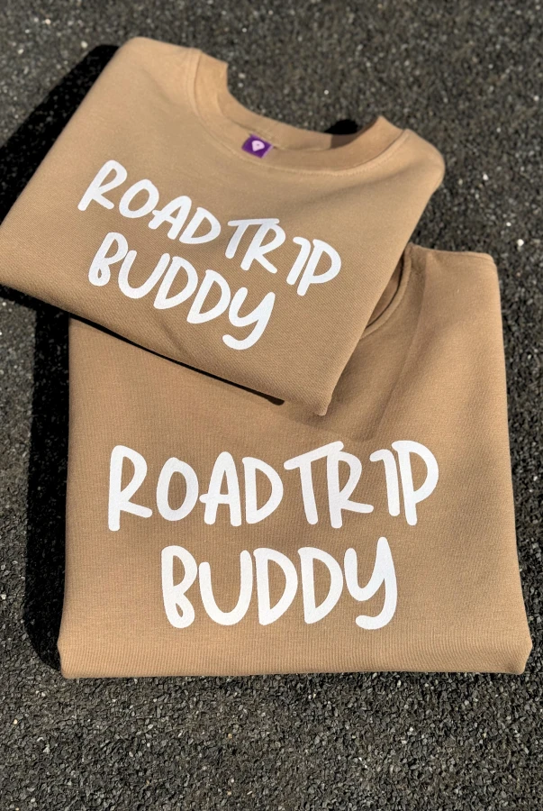 Bluza dziecięca dla małego podróżnika z napisem ROADTRIP BUDDY dla rodzin podróżników polska produkcja