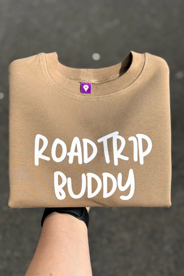 Bluza dziecięca dla małego podróżnika z napisem ROADTRIP BUDDY dla rodzin podróżników polska produkcja
