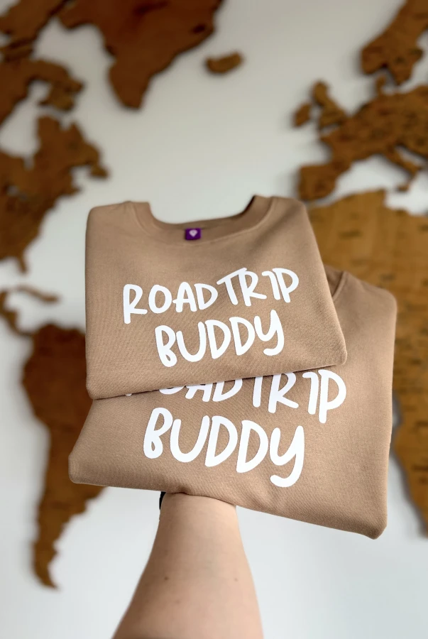 Bluza dziecięca dla małego podróżnika z napisem ROADTRIP BUDDY dla rodzin podróżników polska produkcja