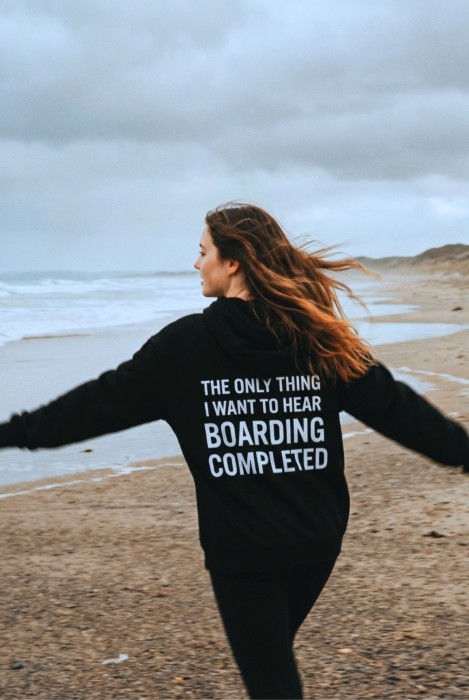 Bluza unisex z kapturem Boarding completed w kolorze bakłażanowym i czarnym dla podróżników podróże wyjazdy bluza do samolotu