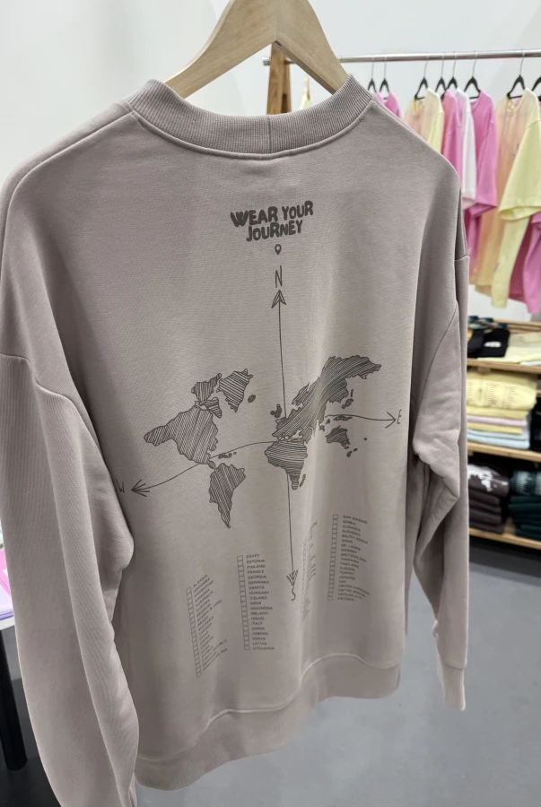 Szara bluza oversize unisex dla podróżnika zaznaczanie odwiedzonych krajów podróże zwiedzanie świata samodzielnie zaznacz odwiedzone miejsca